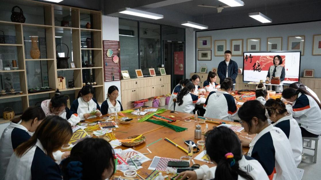 为非遗“添彩”，为青春“赋能”：江苏建院的文化育人新实践